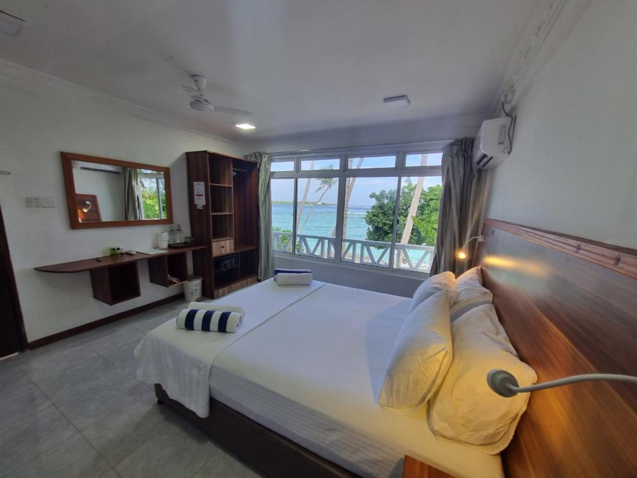 ホテル Batuta Maldives Surf View スルスドゥー エクステリア 写真